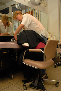 630 ManuelaS Salon Buschmann forward shampoo in pink bowl