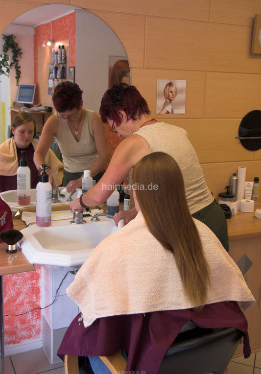 747 Marylin perm strong forward wash shampooing at perm salon Berlin