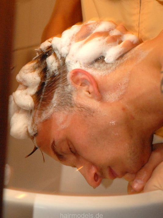 237 Sonny gets a shampoo by AlisaF in Nylonkittel at home