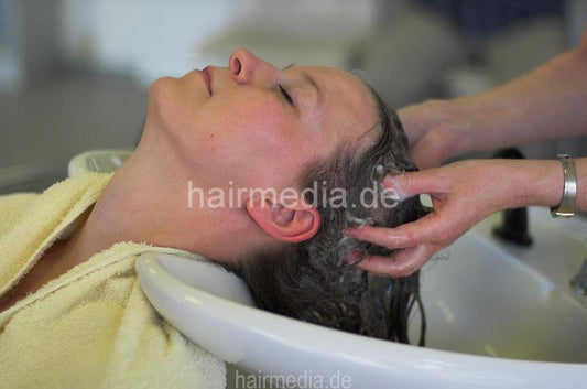 6164 Susanne 1 backward shampoo Berlin Hohenschönhausen Salon