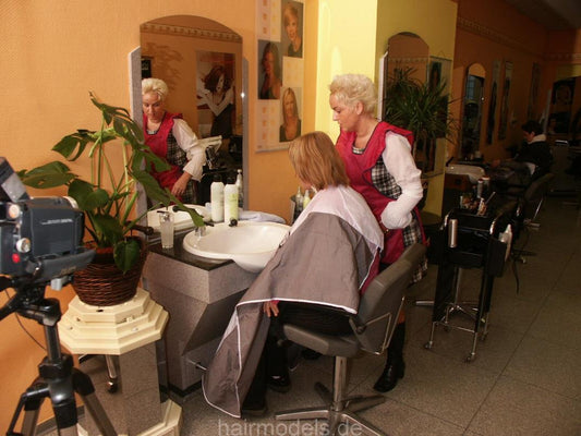 887 TamaraS complete, forwardwash and bob aline haircut Igelit cape   TRAILER