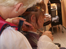 Cargar imagen en el visor de la galería, 887 TamaraS complete, forwardwash and bob aline haircut Igelit cape   TRAILER