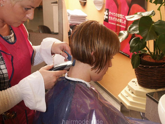 887 TamaraS complete, forwardwash and bob aline haircut Pankow Salon   slideshow
