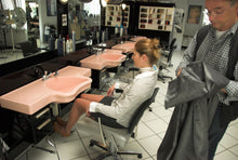 将图片加载到图库查看器，6138 NicoleSF 1 strong forward wash business woman by mature barber in vintage salon