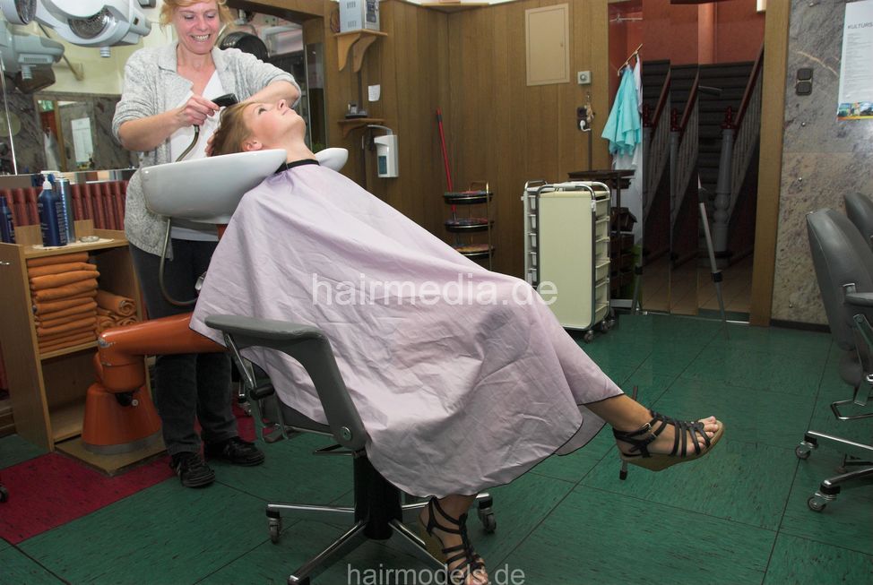 6014 Vera pampering shampooing backward vintage salon