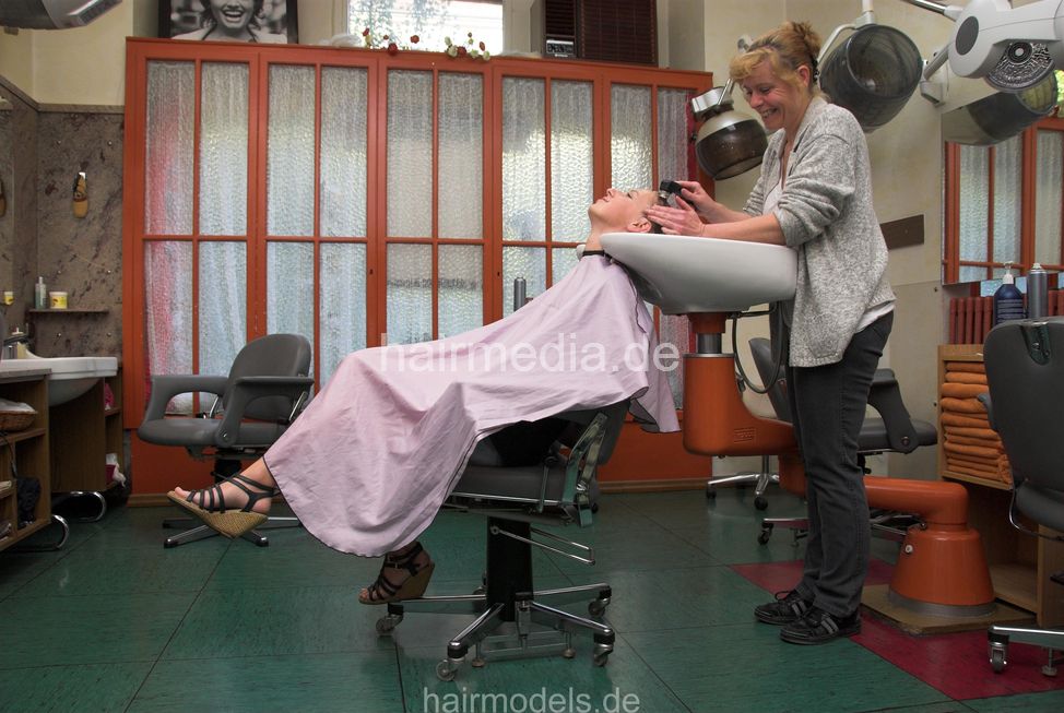 6014 Vera pampering shampooing backward vintage salon