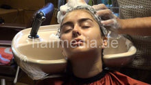 Laden Sie das Bild in den Galerie-Viewer, 9073 05 CelineK thickhair by barber Davide jealous backward salon shampooing