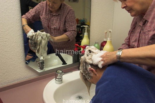 6115 Barberette MelissaHae 1 forward wash by her boss in salon