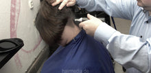 将图片加载到图库查看器，8135 Tina cut and napeshave by male barber with clippers