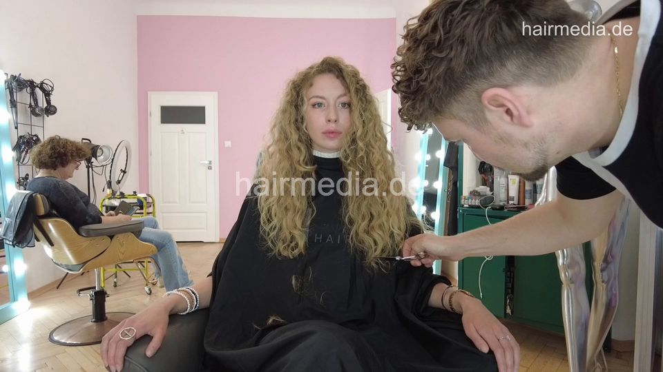 7201 Ukrainian hairdresser in Kaunas curly drycut shampoo, cut and blow