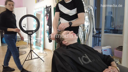 7201 Ukrainian hairdresser in Kaunas curly drycut shampoo, cut and blow