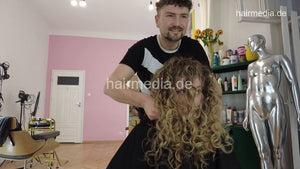 7201 Ukrainian hairdresser in Kaunas curly drycut shampoo, cut and blow