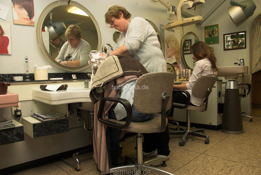 6152 1 StefanieL forward wash salon shampooing