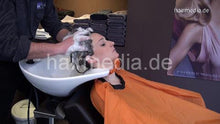 Cargar imagen en el visor de la galería, 9037 4 Dominique backward shampoo hairwash by barber