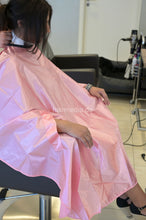 Laden Sie das Bild in den Galerie-Viewer, Inge TV unique pink shiny satin style haircutcape nylon saloncape e0146