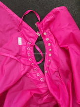 Load image into Gallery viewer, Inge TV unique pink high security shampoocape smokingcape e0148