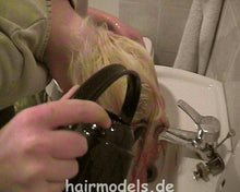 Cargar imagen en el visor de la galería, 966 shampoocasting Diana self shampooing forward