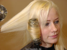 Load image into Gallery viewer, 966 shampoocasting Nadine long blonde by sister NancyJ Barberette