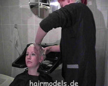 Cargar imagen en el visor de la galería, 966 shampoocasting Nadine long blonde by sister NancyJ Barberette