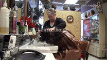 Carica l&#39;immagine nel visualizzatore di Gallery, 6121 Asli 1 forward strong wash by mature barberette in brown pvc shampoocape