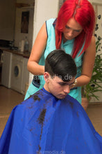 将图片加载到图库查看器，294 NadjaZ 07 guy haircut clippercut by cyan apron redhead barberette.. Herrenhaarschnitt. Facon.