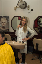 Cargar imagen en el visor de la galería, 199 12 male client in pvc shampoocape and red nylon apron salon shampooing