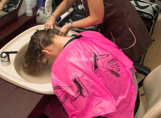 199 6 Vanessa by Melanie forward shampooing in pink pvc shampoocape