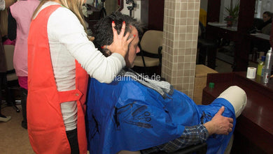 199 13 male client scalpmassage, cut, blow by KristinaB in Überwurfschürze