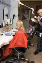 Cargar imagen en el visor de la galería, 6068 ViktoriaS forward salon shampooing by mature barberette in RSK apron