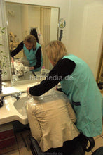 Carica l&#39;immagine nel visualizzatore di Gallery, 6104 Vera 1 strongest forward salon hairwash by mature senior barberette in green apron