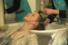 Load image into Gallery viewer, 6104 Vera 2 pampering backward shiny shampoocape hairwash salon