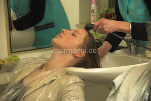 6104 Vera 2 pampering backward shiny shampoocape hairwash salon