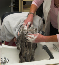 Laden Sie das Bild in den Galerie-Viewer, 6043 Isabell firm forward shampoo hairwash