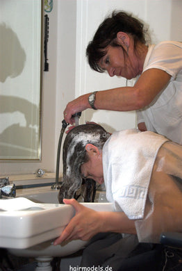 785 Rebekka shampooing forward hairwash by mature barberette
