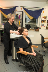 7005 JuliaH 1 Heidelberg shampooing backward pre perm hairwash