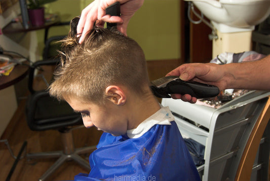 8137 Teresa undercut and buzz by Heilbronn barber