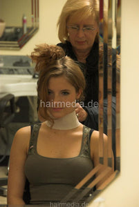 6119 SarahS wash hair in salon backward in Frankfurt