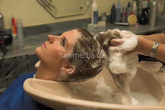 6119 SarahS wash hair by mature barberette in salon backward in Frankfurt