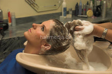 Charger l&#39;image dans la galerie, 6119 SarahS wash hair in salon backward in Frankfurt