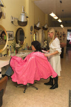 将图片加载到图库查看器，185 Barberette Valora 1 shampooing a long haired client in Wickelkittel forward