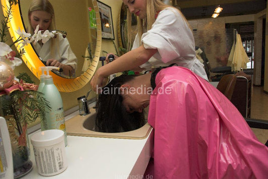 185 Barberette Valora 1 shampooing a long haired client in Wickelkittel forward