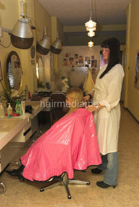 185 Barberette Valora getting forwardwash shampoo and blow in vintage hairsalon