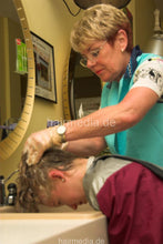 Cargar imagen en el visor de la galería, 6089 teen Viktoria 1 strong forward manner salon shampooing in grandma salon Haarewaschen beim Friseur