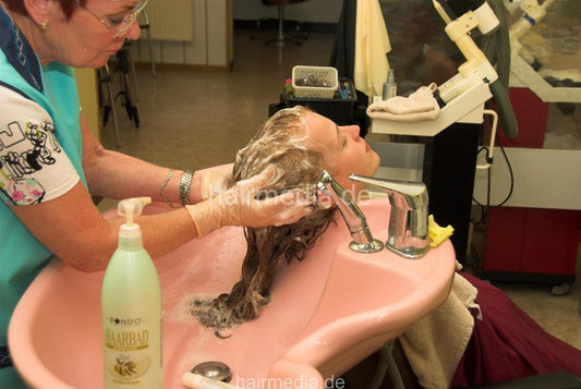 6089 teen Viktoria 2 pampering backward salon shampooing in double bowl by grandma Haarewaschen Friseur Doppelwaschbecken