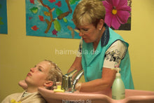 Cargar imagen en el visor de la galería, 6089 teen Viktoria 2 pampering backward salon shampooing in double bowl by grandma Haarewaschen Friseur Doppelwaschbecken