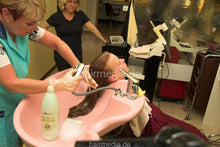 Charger l&#39;image dans la galerie, 6089 teen Viktoria 2 pampering backward salon shampooing in double bowl by grandma Haarewaschen Friseur Doppelwaschbecken