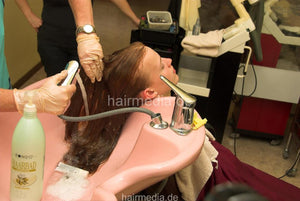 6089 teen Viktoria 2 pampering backward salon shampooing in double bowl by grandma Haarewaschen Friseur Doppelwaschbecken