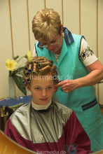 Carica l&#39;immagine nel visualizzatore di Gallery, 6089 teen Viktoria 4 wet set rollerset by grandma in her hairsalon and under dryerhood