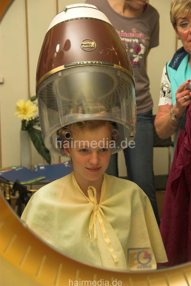6089 teen Viktoria 4 wet set rollerset by grandma in her hairsalon and under dryerhood
