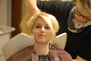 6178 Ilea 1 teen bleached hair backward shampooing hairwash